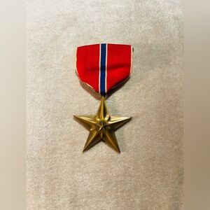 Vintage WWll Bronze Star Medal with Red Ribbon Military Militaria KGJD